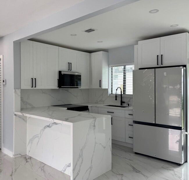 16440 NE 10th Ave in North Miami Beach, FL - Building Photo - Building Photo