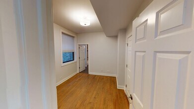 1355 W Bryn Mawr Ave, Unit 2W in Chicago, IL - Foto de edificio - Building Photo