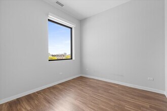 1900 W Lawrence Ave in Chicago, IL - Building Photo - Building Photo