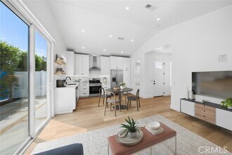 243 E 20th St-Unit -D in Costa Mesa, CA - Building Photo - Building Photo