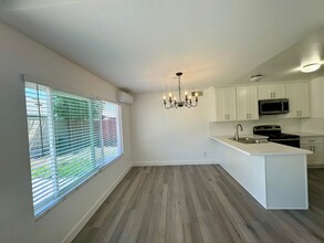 2362 Iroquois Ave in Placentia, CA - Foto de edificio - Building Photo