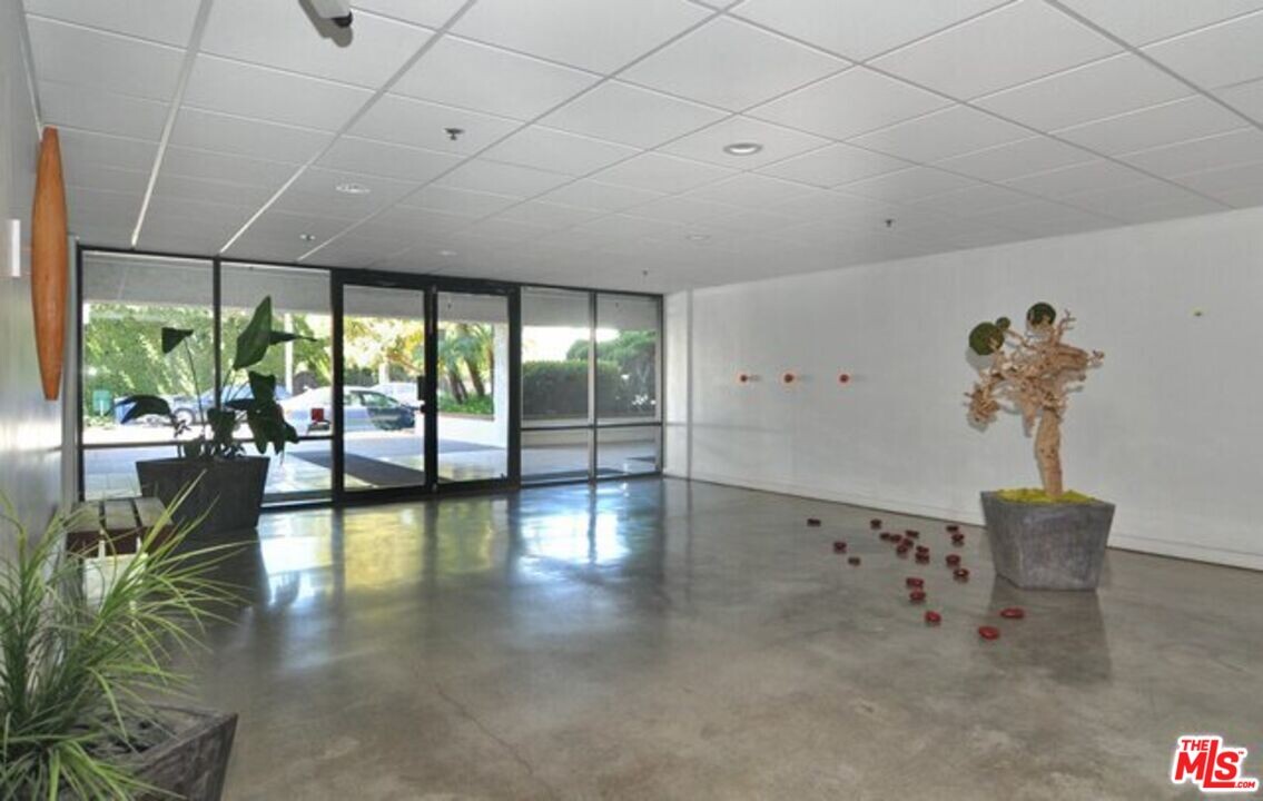 660 N Sweetzer Ave in West Hollywood, CA - Building Photo