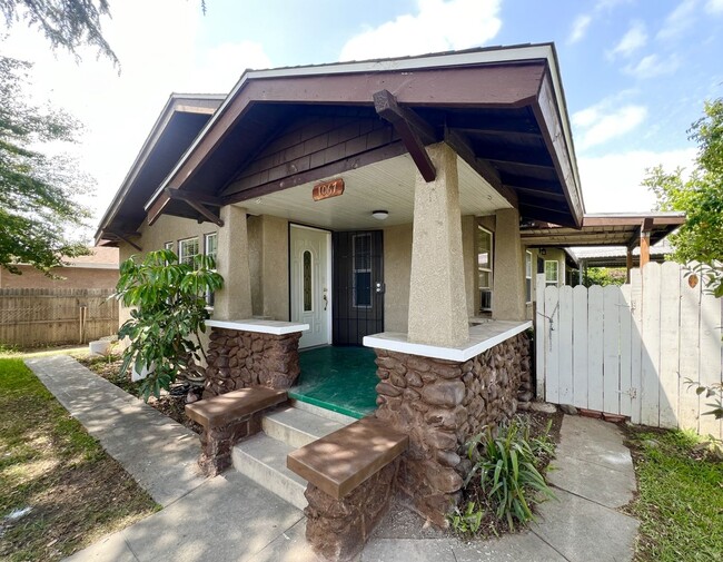 1063-1067 S Park Ave in Pomona, CA - Building Photo - Building Photo