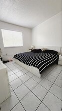 6960 NW 174th Terrace in Hialeah, FL - Foto de edificio - Building Photo