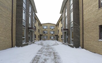 7818-7820 South Shore Drive in Chicago, IL - Building Photo - Building Photo