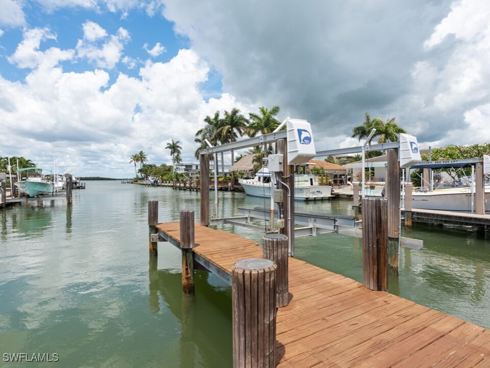 945 Sundrop Ct in Marco Island, FL - Building Photo