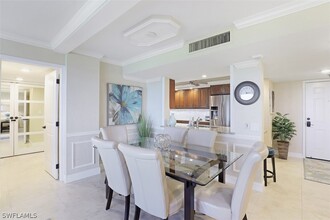 17 Bluebill Ave, Unit 1005 in Naples, FL - Foto de edificio - Building Photo