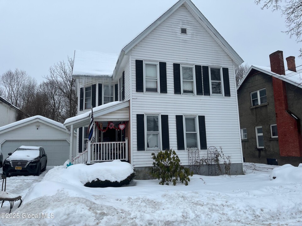 520 N Market St in Johnstown, NY - Building Photo