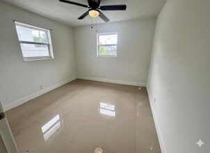 749 NW 5th Ct in Hallandale Beach, FL - Building Photo - Building Photo