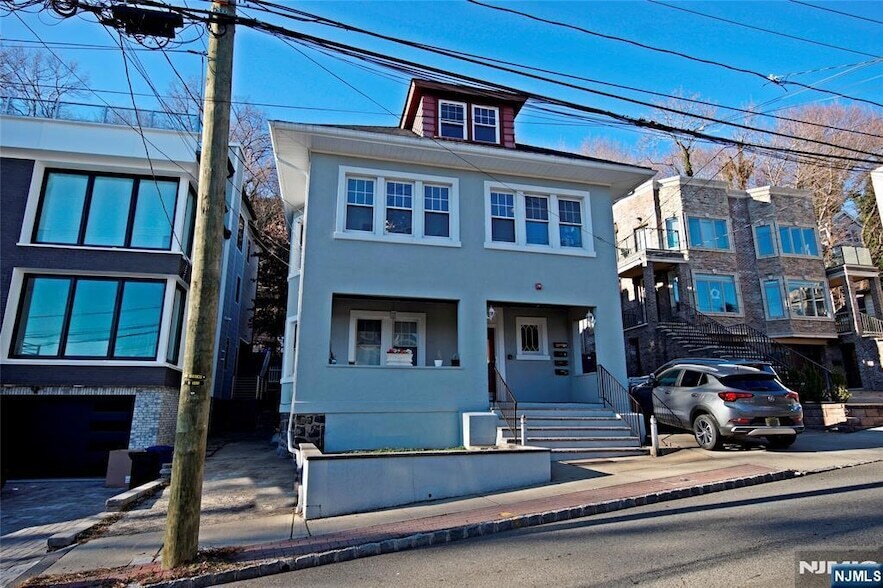 510 Undercliff Ave, Unit 1 in Edgewater, NJ - Building Photo