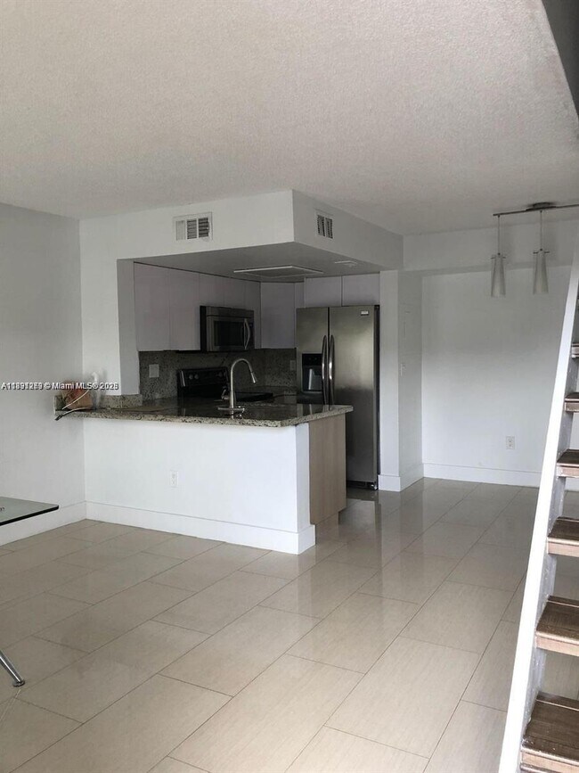 8670 NW 6th Ln in Miami, FL - Foto de edificio - Building Photo