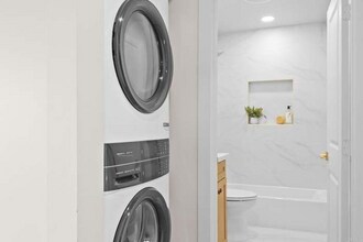 6837 Celia Vista Dr in San Diego, CA - Foto de edificio - Building Photo