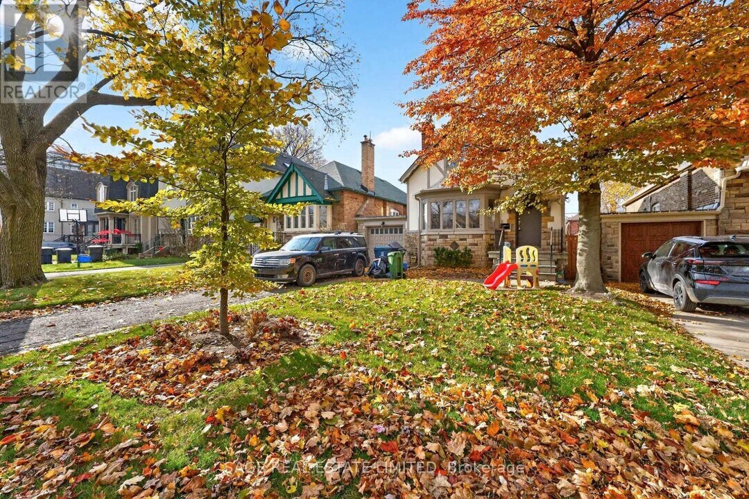 12 Fairleigh Crescent in Toronto, ON - Building Photo