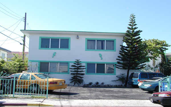 Beach Comber Apartments in Miami Beach, FL - Building Photo