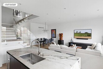 16 Magnolia Dr in Water Mill, NY - Foto de edificio - Building Photo