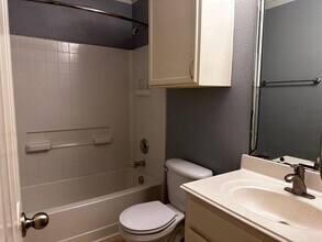 405 Lois Ln in Euless, TX - Building Photo - Building Photo