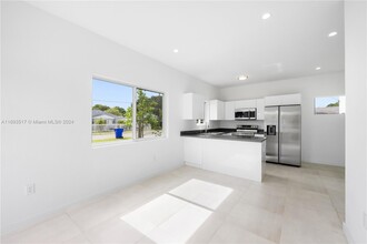 1401 NW 45th St in Miami, FL - Building Photo - Building Photo