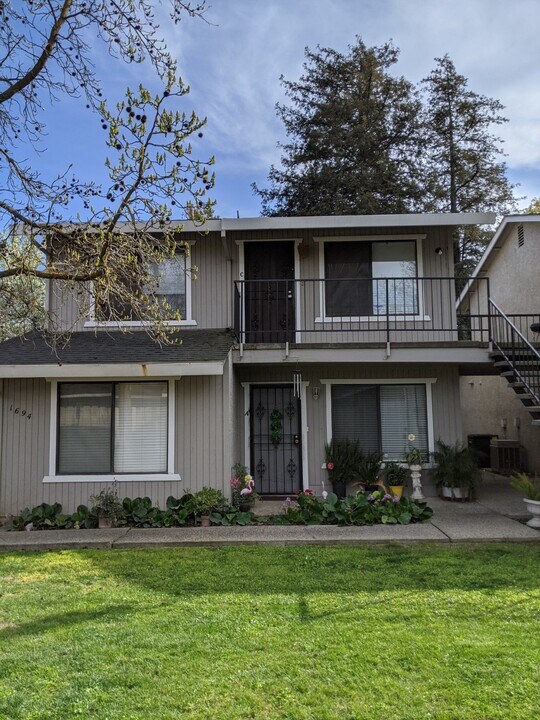 1694 Conestoga Dr in Merced, CA - Foto de edificio