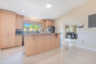6824 SW 5th St in Pembroke Pines, FL - Building Photo - Building Photo