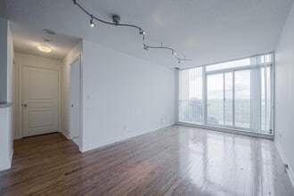 2545-2545 Erin Centre Blvd in Mississauga, ON - Building Photo - Building Photo