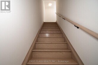 20 Lytham Grn Cir in Newmarket, ON - Building Photo - Building Photo