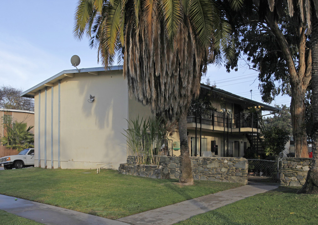 594 Joann St in Costa Mesa, CA - Foto de edificio