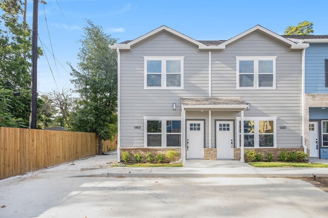 5262 Ella Blvd in Houston, TX - Building Photo