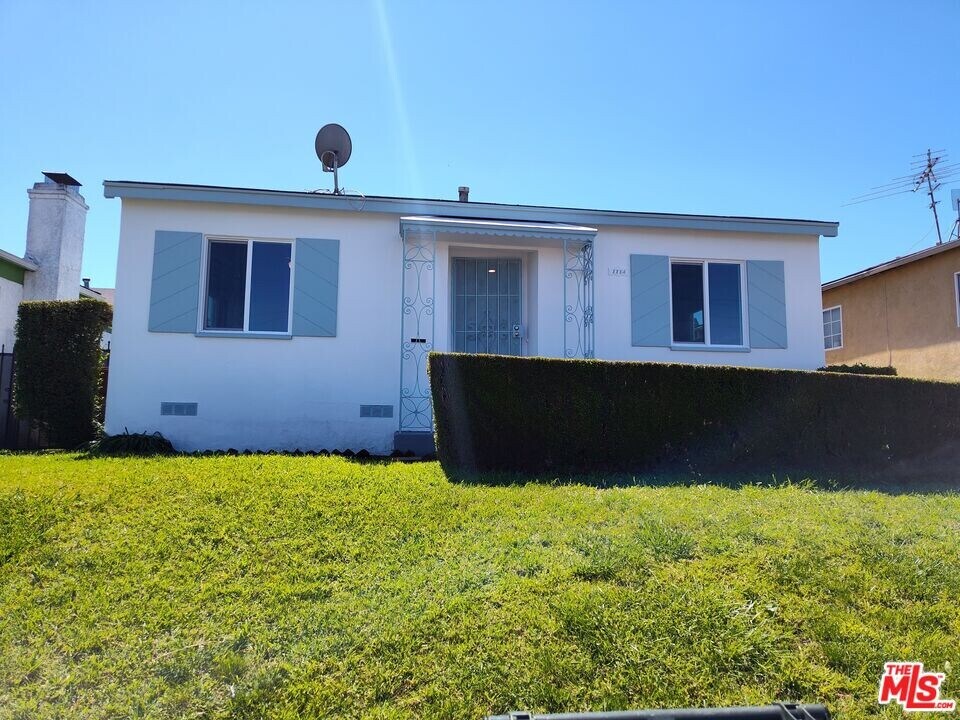 1114 W 99th St in Los Angeles, CA - Building Photo