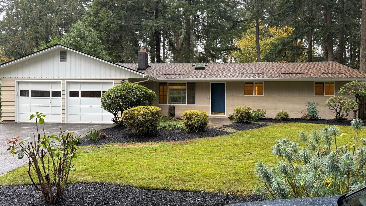 16470 SW Mellon Ave in Lake Oswego, OR - Foto de edificio