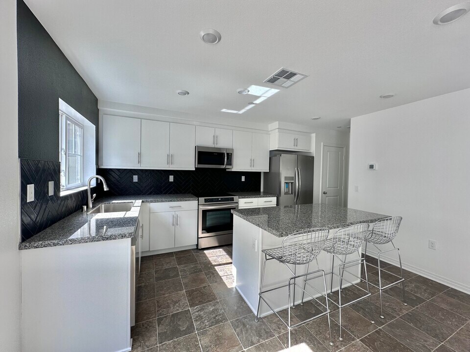 7108 Olive Grove St in Riverside, CA - Foto de edificio
