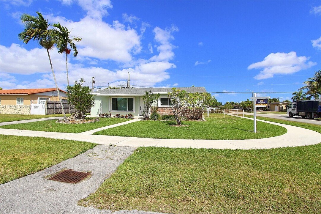 6203 SW 108th Pl in Miami, FL - Building Photo