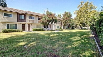 9469 Carlton Oaks Dr in Santee, CA - Building Photo - Building Photo