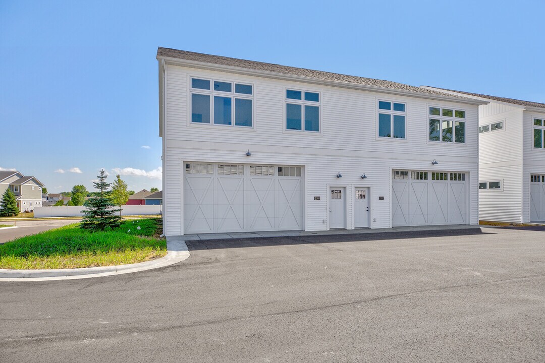2306 Pleasant View Dr in North Mankato, MN - Building Photo