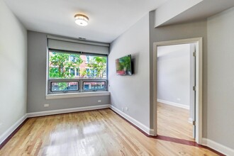 2323 W Taylor St, Unit 2 in Chicago, IL - Foto de edificio - Building Photo
