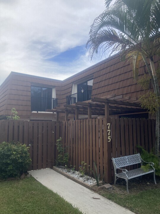 775 SW 120th Way in Davie, FL - Building Photo
