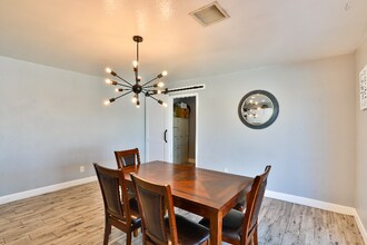 242 W Jasmine St in Mesa, AZ - Foto de edificio - Building Photo