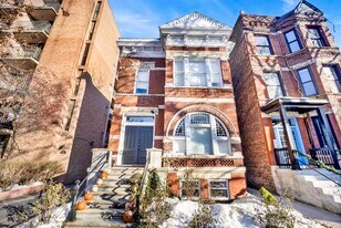 2329 N Geneva Terrace in Chicago, IL - Building Photo