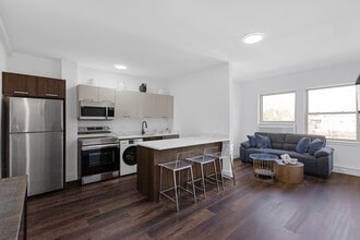 1555 W Hollywood Ave, Unit 401 in Chicago, IL - Building Photo - Building Photo
