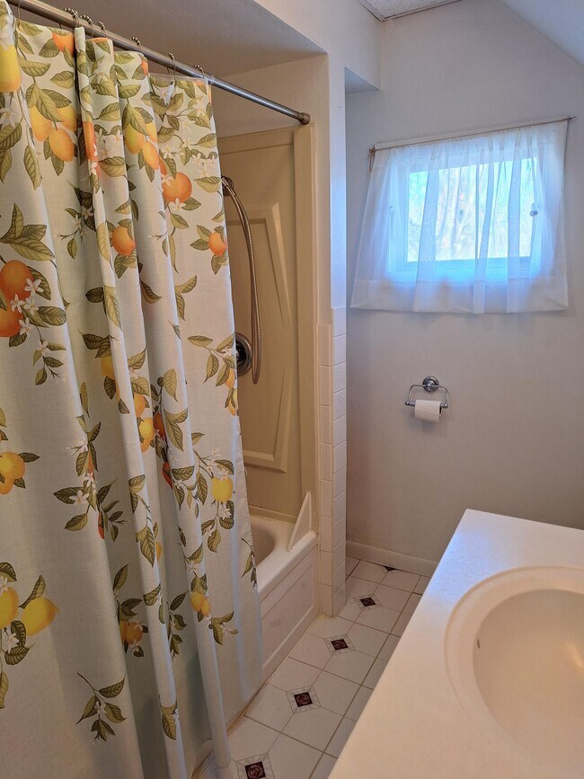 128 Farm St, Unit #1 in Ithaca, NY - Building Photo - Building Photo