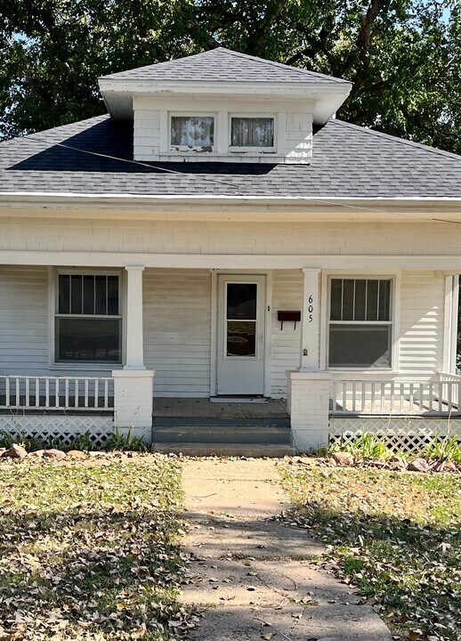 605 N Kansas Ave in Frankfort, KS - Building Photo