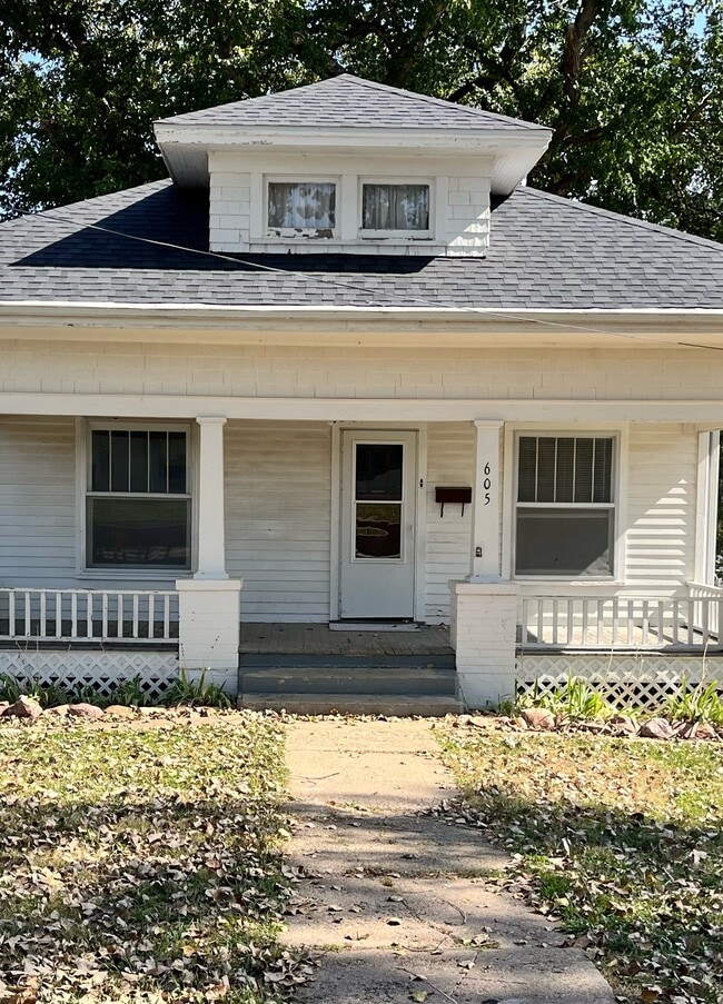 property at 605 N Kansas Ave
