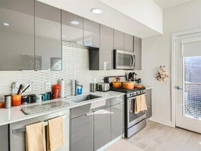 1800 E 4th St in Austin, TX - Foto de edificio - Building Photo