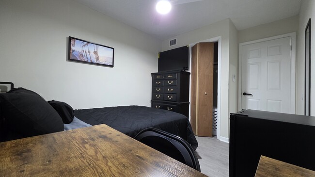 1343 Poppy Ave in Orlando, FL - Foto de edificio - Building Photo