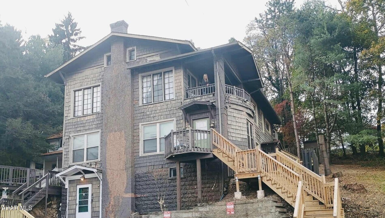 106 Ruskin Dr in Altoona, PA - Building Photo