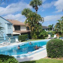 950 S Kanner Hwy in Stuart, FL - Building Photo