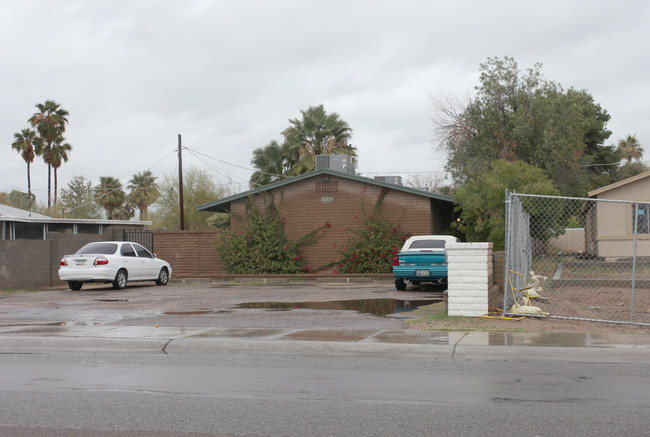 2324 W Orangewood Ave in Phoenix, AZ - Foto de edificio - Building Photo