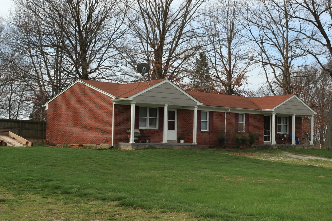 5444-5468 W Beeline Rd in Salem, IN - Building Photo