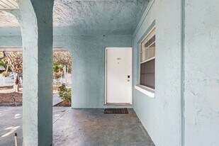 555 62nd St S in St. Petersburg, FL - Building Photo