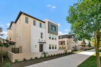 590 Catalonia in Lake Forest, CA - Foto de edificio - Building Photo