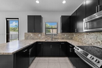 830 NE 191st St in Miami, FL - Building Photo - Building Photo